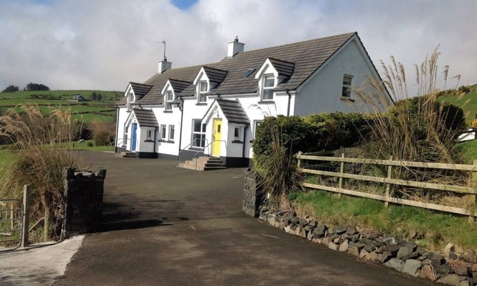 Glenariff Cottage | Beachview Cottage C yellow door 4 bedrooms