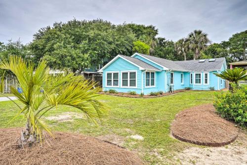 Isle of Palms House | Beachy Isle of Palms Home 1 Block to Coast!