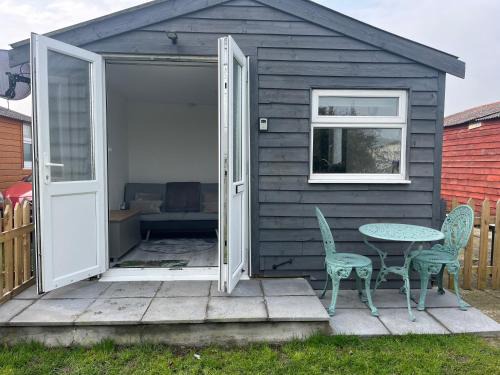 Warden Ski Chalet | Beachy Vibes and Chill Times 2 bed chalet in Leysdown