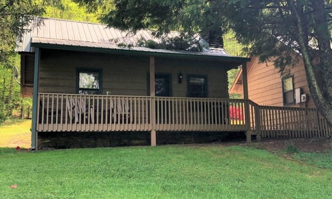 Rabun Gap Cabin | Bear Cave Cabin is perched on a hilltop overlooking Valley Springs lake