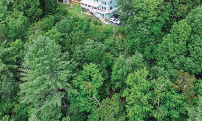 Rabun Gap Cabin | Bear Creek-Mountain views, decks that surround, and 3 creeks to discover!