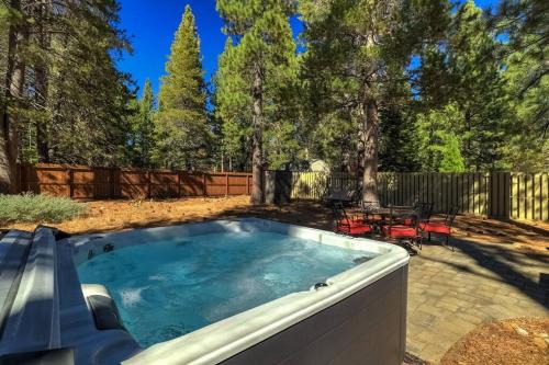 North Upper Truckee House | Bear Cub Cabin - Pets - Hot tub - Arcade Game