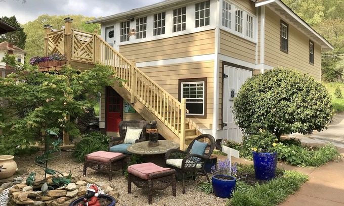 St. Elmo Improvement League Apartment | Bear House 1890, Lilly's Loft, Delightful, Upgraded amenities, Walk to Cafes