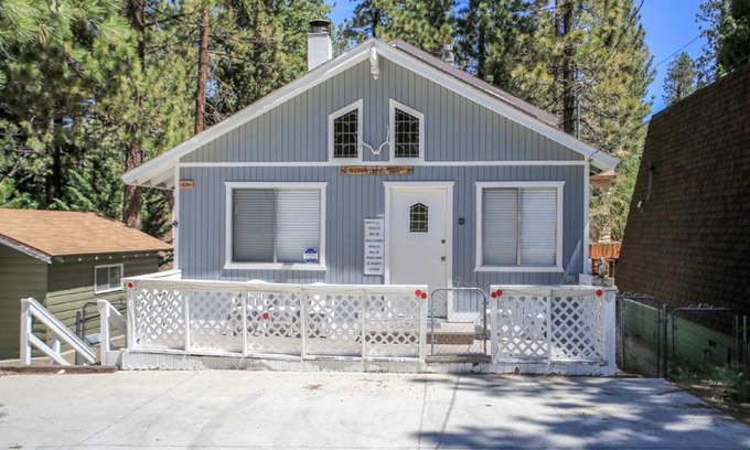 Moonridge House | Bear Mountain Retreat - Walk to the Zoo or catch the shuttle to the slopes! Darts & arcade machine!