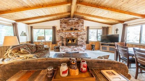 Upper Moonridge House | Bear Mt. Retreat