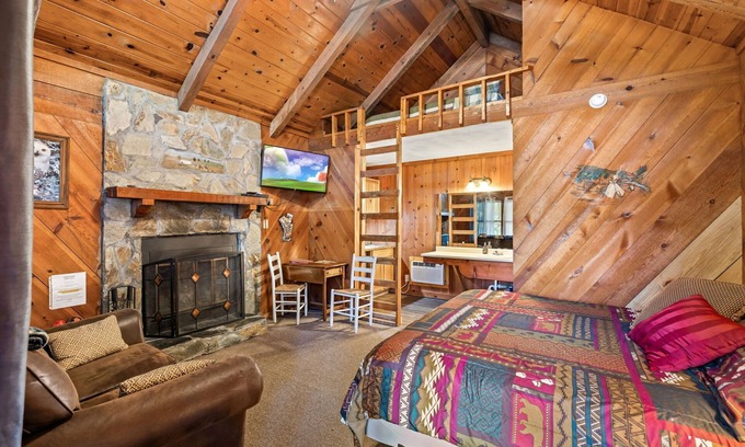 Sautee Nacoochee Cottage | Bear Paw Cottage #3 King; Peaceful: Cozy: Pet friendly; 2Adults/2Children