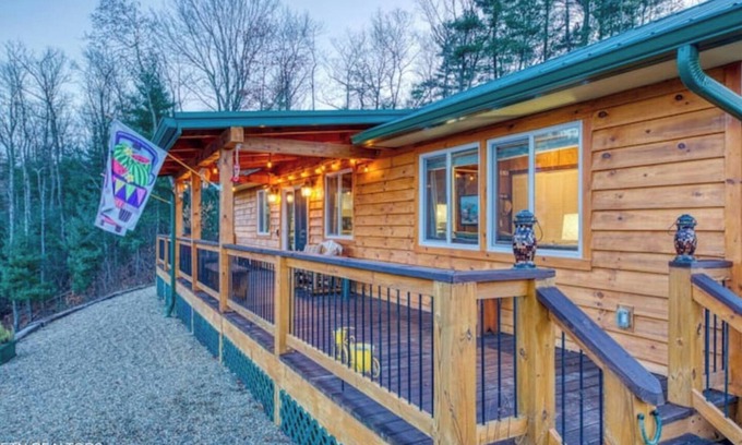 Del Rio Cabin | Bear's Den: 65 Acres of Seclusion, Nature, Beauty + Entertainment, Restaurants