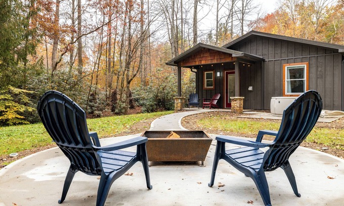 Brevard Cabin | Bear’s Place by AvantStay | Cozy Mountain Cabin in Brevard + Firepit