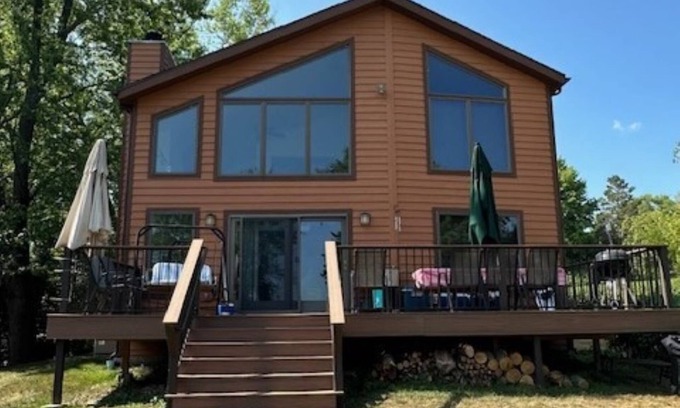 Lake Ripley House | Bears Den: Year-round Comfortable 4-bdrm house on Lake Ripley in Cambridge WI
