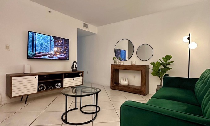 The Crossings Condo | Beautiful 2/2.5 Condo w/free parking fast WiFi