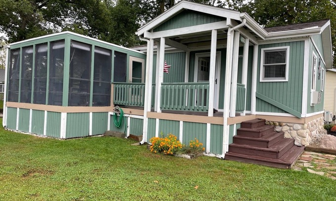 Brimfield House | Beautiful 2 bd 1bath Lake cottage. boat dock , fire pit, screened porch