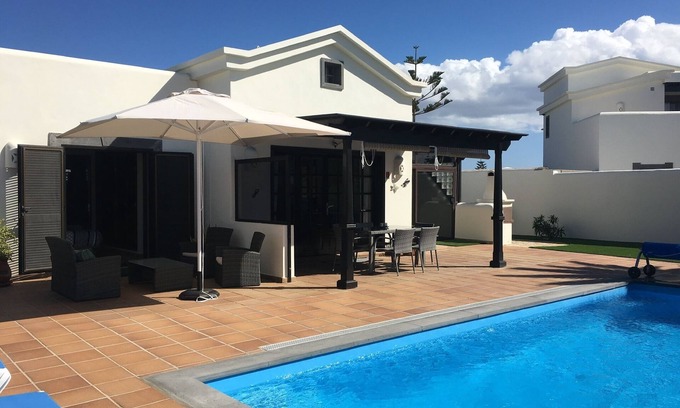 Montana Roja Villa | Beautiful 2 Bed Villa in the Faro Park area of Playa Blanca with Tourist Licence