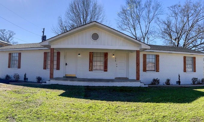 Jackson House | Beautiful 2 BR suite in the center of downtown Jackson.