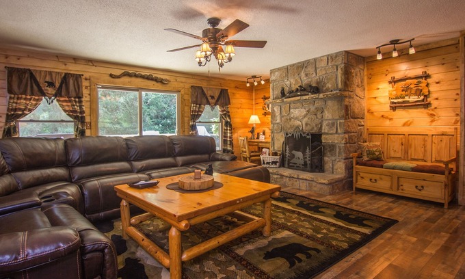 Gatlinburg - Pigeon Forge Cabin | Beautiful, 2 CreeksMeet, SuperFast Free WiFi, NFL Sunday, Arcade, Fishing&2Pools