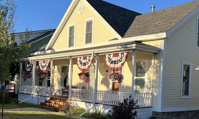 Red Lodge House | Beautiful 2BR, 2BA Condo in Historic Downtown Home Sleeps 4