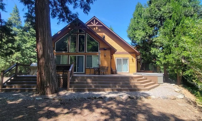 Dunsmuir Cabin | Beautiful 3 bedroom 2 1/2 bath with large deck on the river!