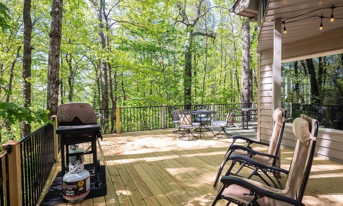 Cliff Ridge Colony House | Beautiful 3BR, 3 bath 2 Pools, Lake, close to Cesars Head and Dupont