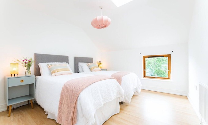 Helen's Bay House | Beautiful 4-Bed house, short walk to beach & train – Spacious & Family-Friendly