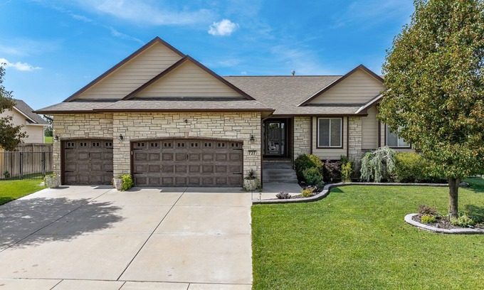 Greenwich House | Beautiful 4 Bedroom 3 bath home in nice Eastside neighborhood and LOTS of extras