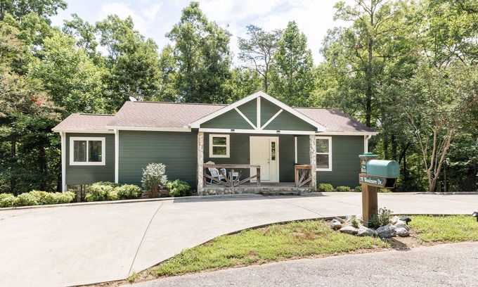 Pickens Cabin | Beautiful 4 Bedroom Mountain Home at The Rock Golf Club & Resort