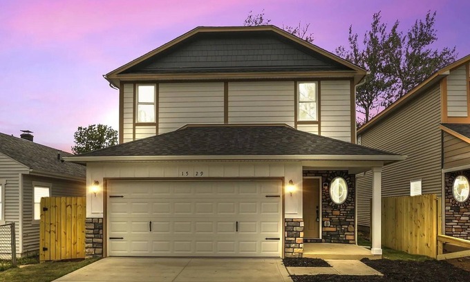 Columbus House | Beautiful 4 Bedroom Vacation Home in Columbus Ohio with Garage Parking