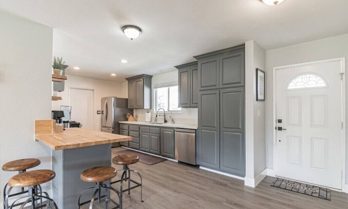 Simi Valley House | Beautiful 4bd Mini-Farm Stay in Simi Valley with Hot Tub