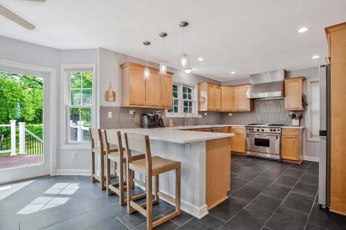 Homewood House | Beautiful 4BR - Walking Distance to Stadium