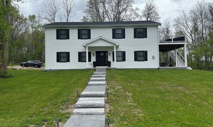 Sister Lakes House | Beautiful 5 star home overlooking Round Lake 6 bedrooms