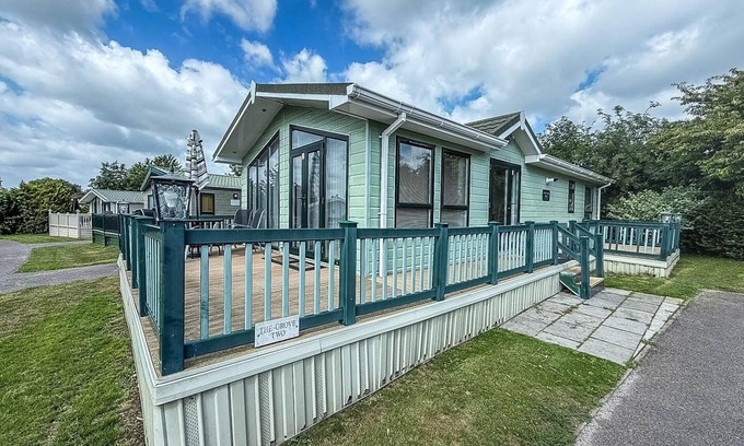 Great Yarmouth Cabin | Beautiful 6 berth lodge at Cherry Tree Holiday Park ref 70002TG