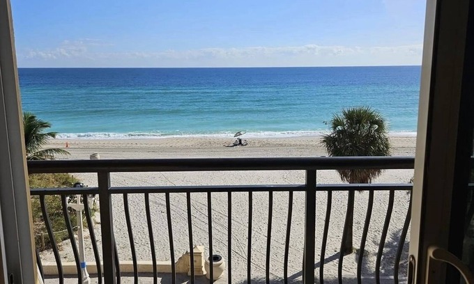 Hollywood Condo | Beautiful and Private Oceanfront Condo