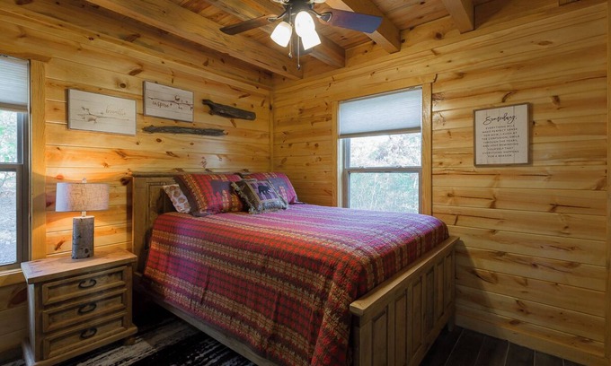 Board Camp Cabin | Beautiful and secluded cabin! 10 minutes away from Wolf Pen Gap