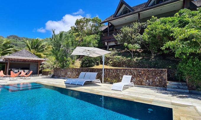 Teavaro Villa | Beautiful architect villa overlooking the lagoon and the island of Tahiti
