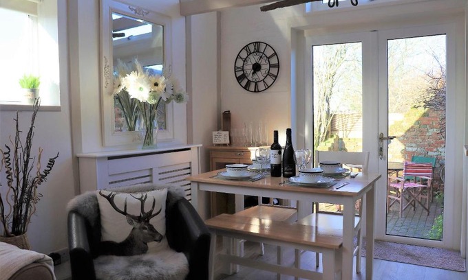 Ryde House | Beautiful Barn Conversion, 3 Bed, hot tub, sauna, gym, enclosed garden