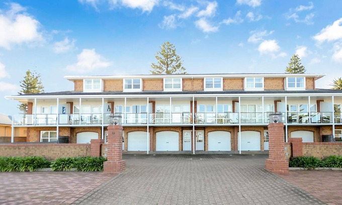 Victor Harbor House | Beautiful Beach Front Townhouse