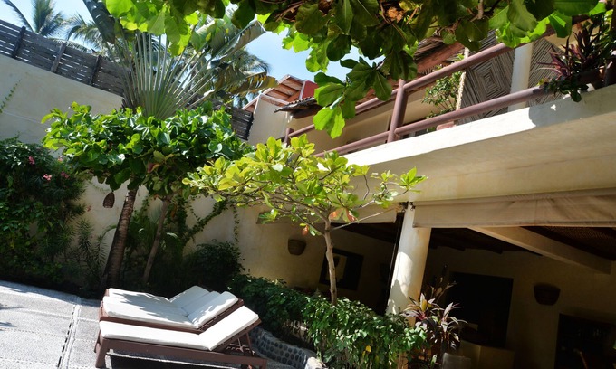 Playa la Madera House | Beautiful beachfront property in Zihuatanejo Bay