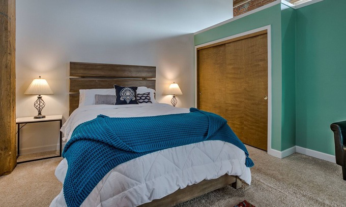 Old Market Condo | Beautiful Brick Walls & Large Window- Sleeps 8- FREE PARKING!