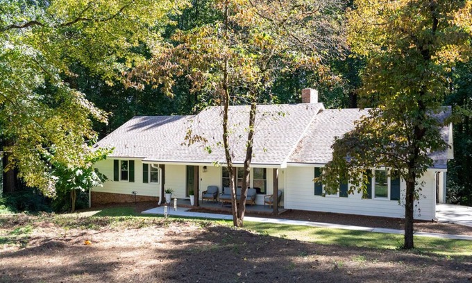 Alpharetta House | BEAUTIFUL BUNGALOW - SHORT WALK TO DT ALPHARETTA 3BR/2BR