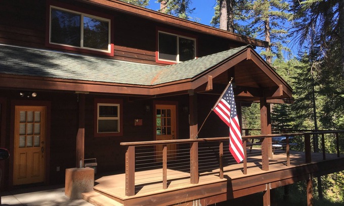 Strawberry Cabin | Beautiful Cabin with Wi-Fi Overlooking Stanislaus River - Strawberry, CA