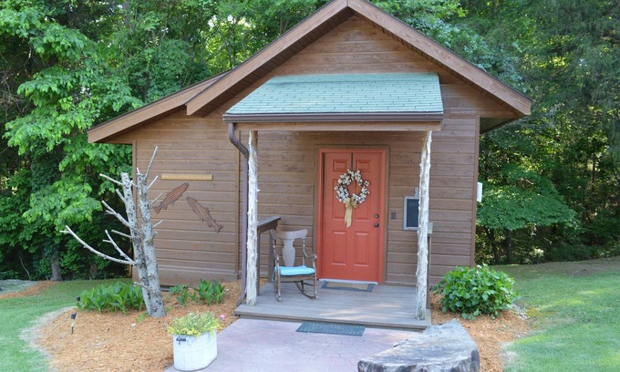 Flippin Cabin | Beautiful cedar cabin right on the Whiteriver