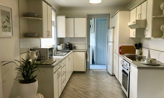 Moss Vale Bed & Breakfast | Beautiful Daffodil Suite at Highland Garden Hideaway