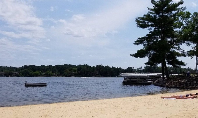 Lake Delton Condo | Beautiful Dells Condo with Beach, Indoor/Outdoor Pools & Hot Tubs, Lake Access