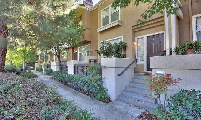 River Oaks House | Beautiful Executive Office Townhouse Next to a Quiet Walking Trail