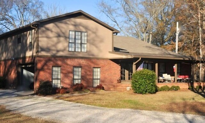 Oxford House | Beautiful Farmhouse- Easy Ride to the Square/Stadium.