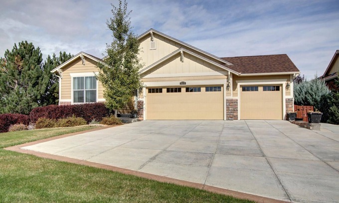 Aurora House | Beautiful Formal Model 14 mins to DIA 10 mins. Gaylord Hotel/Convention Center.