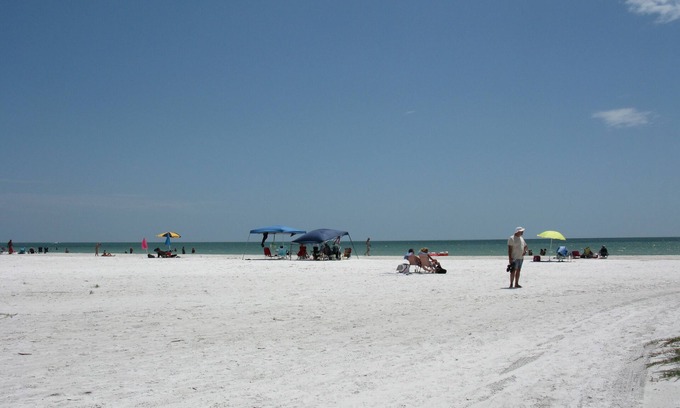 Mid Island Condo | Beautiful Fort Myers Beach Condo 2/2 Bay Village. Walk to the beach.
