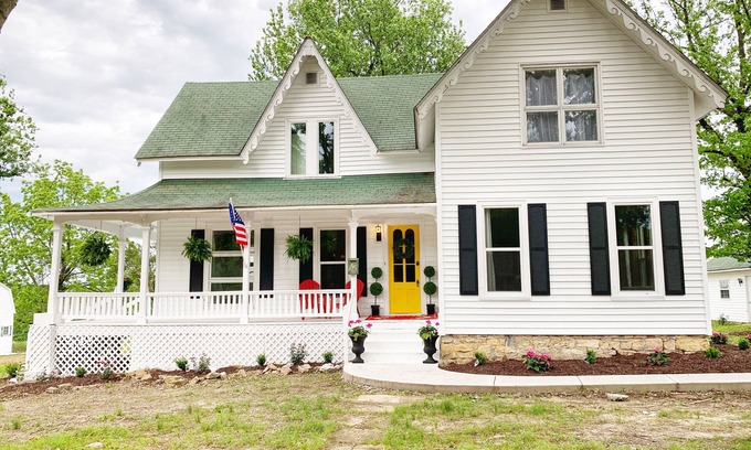 Rolla House | Beautiful Historic Farmhouse: Perfect for Fugitive Beach, Military, & MS&T!