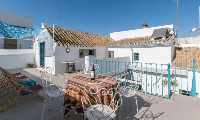 Carmona House | Beautiful home in Carmona with kitchen