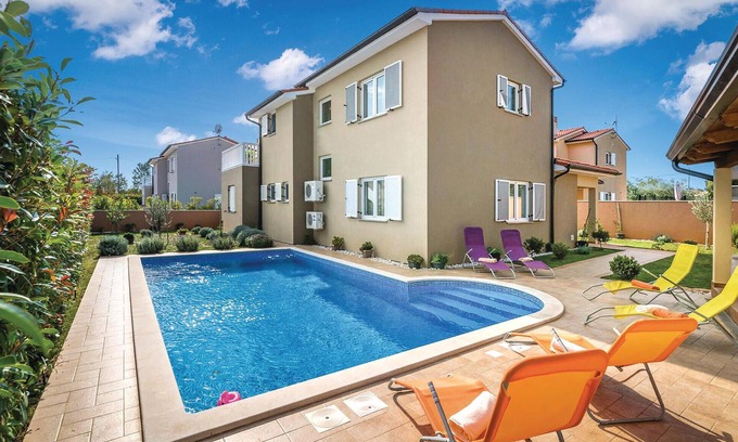 Loborika House | Beautiful home in Loborika with WiFi