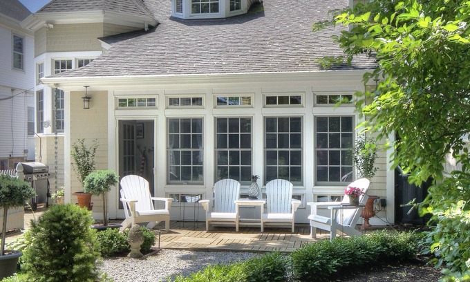 The Point House | Beautiful home in NEWPORT near water, walk to town