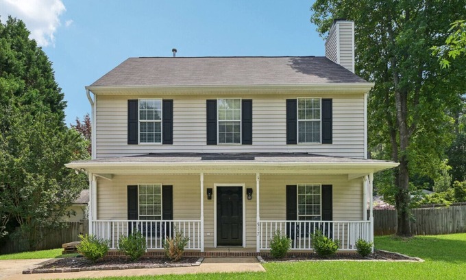 Holly Springs House | Beautiful home in the heart of Holly Springs -just steps from Womble Park
